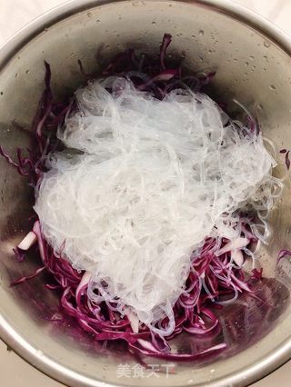 紫甘蓝拌粉丝的做法步骤：4