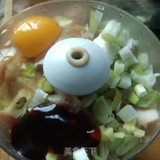 鸡肉香菇馄饨的做法步骤：2