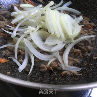 洋葱爆炒牛肉卷的做法步骤：8