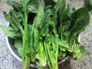香肠腐竹菠菜的做法步骤：1