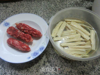 香肠腐竹菠菜的做法步骤：2
