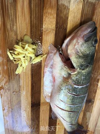 清蒸鲈鱼的做法步骤：1