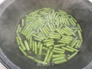 鸡肉炒豇豆的做法步骤:4