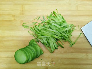 虾皮萝卜汤的做法步骤:2