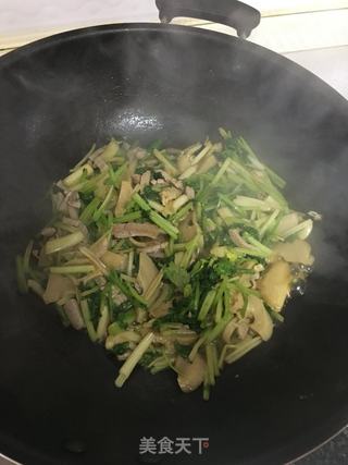 肉丝面筋炒芹菜的做法步骤：7