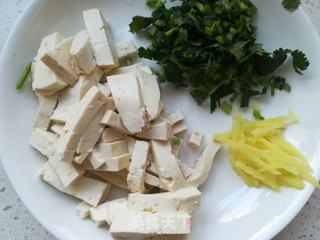 虾皮萝卜豆腐汤的做法步骤:2