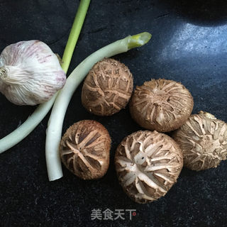 香菇炒青菜的做法步骤：1