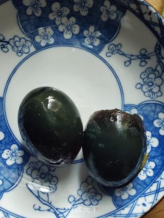 凉拌皮蛋的做法步骤:2