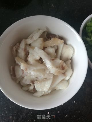 猪头肉韭菜二米粥的做法步骤:2