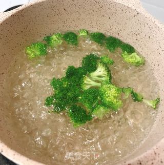 【西兰花鱼肉泥】的做法步骤：3