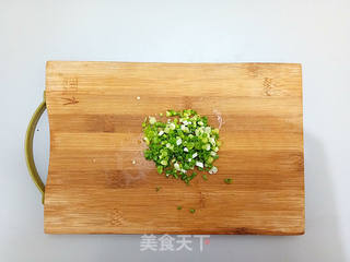 葱香鸡蛋软饼的做法步骤:2