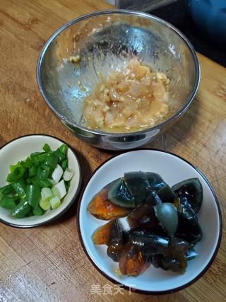 滑鸡皮蛋粥的做法步骤:4