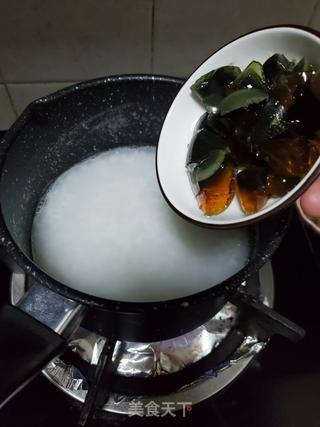 滑鸡皮蛋粥的做法步骤:6