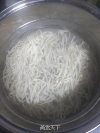 香菇肉酱酸辣面的做法步骤:7