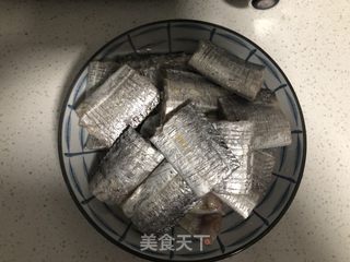 红烧带鱼的做法步骤：1