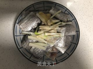 红烧带鱼的做法步骤：2