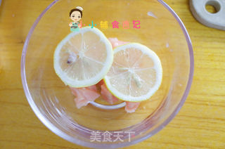 12个月以上三文鱼炒饭的做法步骤:2