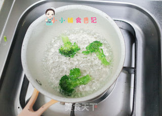 12个月以上三文鱼炒饭的做法步骤:3