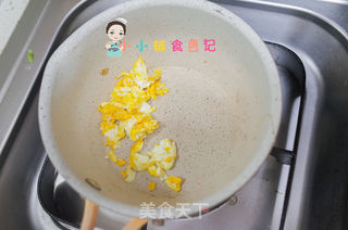 12个月以上三文鱼炒饭的做法步骤:4