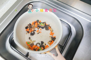 12个月以上三文鱼炒饭的做法步骤:5