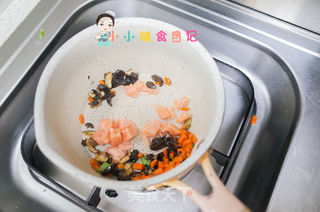 12个月以上三文鱼炒饭的做法步骤:6