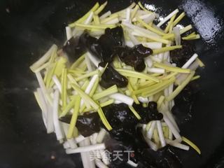 蒜黄木耳炒肉丝的做法步骤：9