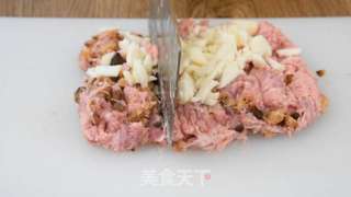 家常美味，咸蛋黄蒸肉饼的做法步骤：2