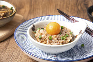 家常美味,咸蛋黄蒸肉饼的做法步骤:7