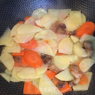 五花肉炒青椒土豆片的做法步骤：5