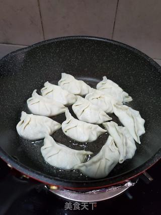 韭菜肉馅煎饺的做法步骤:7