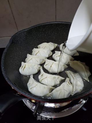 韭菜肉馅煎饺的做法步骤:8