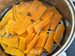 南瓜花卷的做法步骤:2