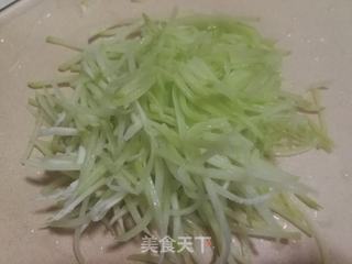 虾皮炒佛手瓜丝的做法步骤：3