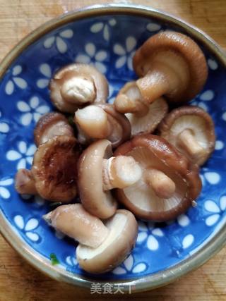 香菇鸡粒粥的做法步骤:2