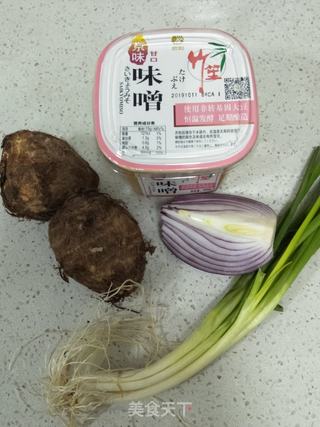 日式芋头味噌汤的做法步骤:2