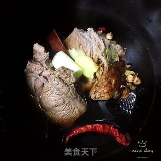 牛肉青菜热汤面的做法步骤：3