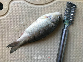 鲫鱼汤的做法步骤:2