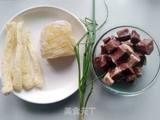 竹荪冻豆腐牛腩汤的做法步骤：1