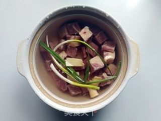 竹荪冻豆腐牛腩汤的做法步骤:2