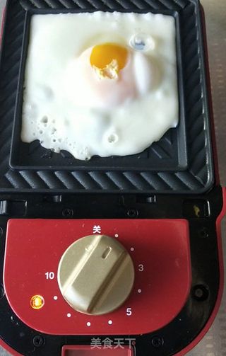 鸡蛋奶酪三明治的做法步骤:2