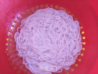 雪菜肉末米线的做法步骤:2