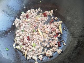 雪菜肉末米线的做法步骤:4