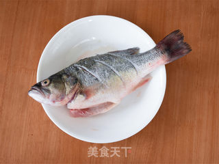 清蒸鲈鱼的做法步骤:2
