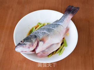清蒸鲈鱼的做法步骤:6