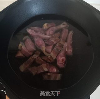 腊鸭腿焖萝卜的做法步骤:2