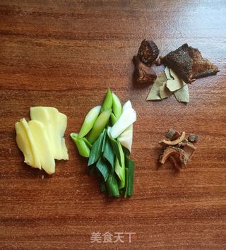 腊鸭腿焖萝卜的做法步骤:3