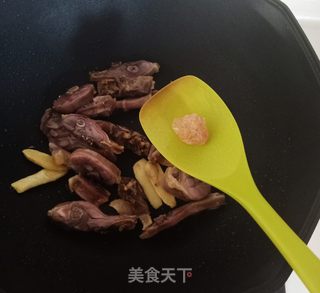 腊鸭腿焖萝卜的做法步骤:6