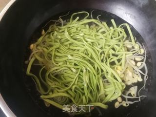 金针菇豆芽菠菜面的做法步骤：5