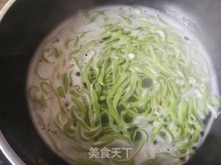 金针菇豆芽菠菜面的做法步骤：6