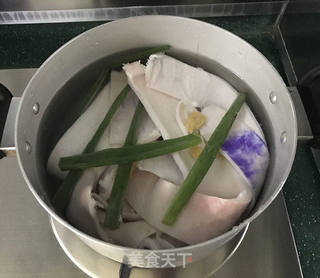 酸辣猪皮冻的做法步骤:2